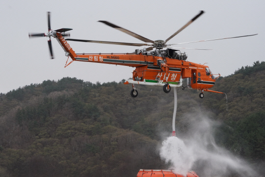 산림청은 올해 AI와 ICT 등 첨단 디지털 기술을 활용한 산불 감시·예측을 강화하는 등 봄철 산불방지대책을 본격 시행한다.   산림청 제공